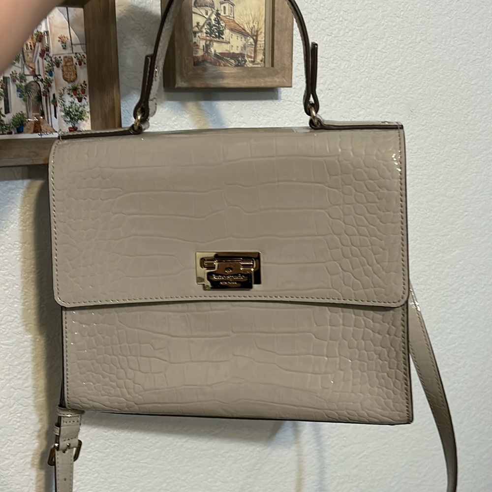 Kate spade purse in excellent condition, stylish.